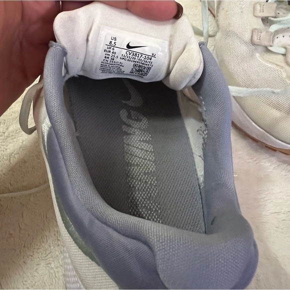 ⚫️ BOGO Light coloured Nike women’s running shoe size 8.5 - Picture 2 of 4